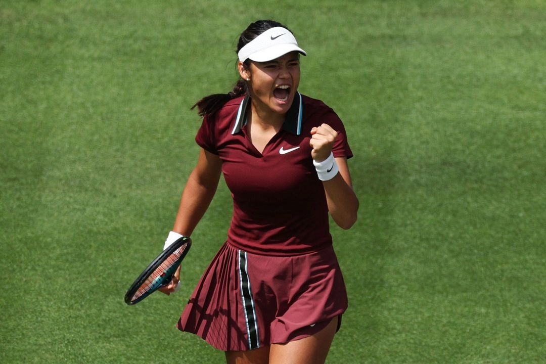La británica Emma Raducanu fue eliminada por la joven australiana Maya Joint en segunda ronda del torneo WTA 250 de Eastbourne, el 25 de junio de 2025. Foto 