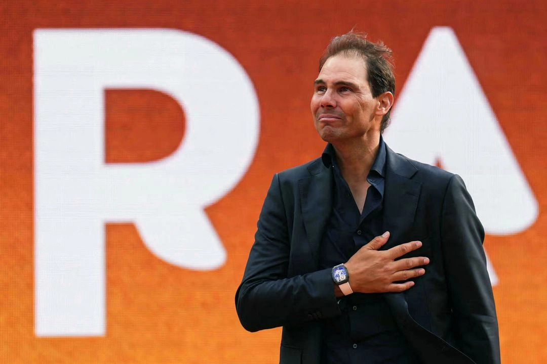 El exjugador español Rafael Nadal hace un gesto durante una ceremonia en honor a su carrera durante el Abierto de Francia, en la cancha Philippe-Chatrier del Complejo Roland-Garros de París, el 25 de mayo de 2025.  Foto 