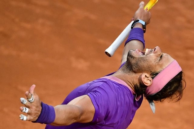 Rafael Nadal amplió a 10 su récord de victorias en el Masters de Roma con un trabajado triunfo por 7-5, 1-6 y 6-3 ante el número uno mundial, Novak Djokovic. Foto Afp