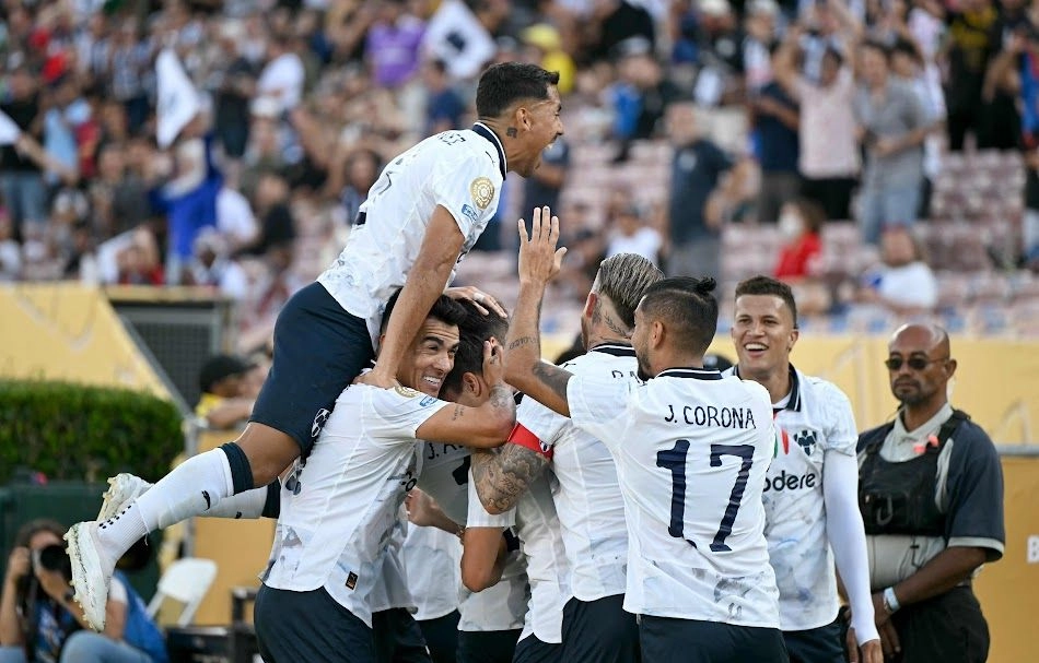 El equipo regiomontano celebra su clasificación, pues se convirtió en el único club tricolor que continúa en la competencia tras la eliminación del Pachuca. Los Rayados enfrentarán el martes al Borussia Dortmund. Foto 