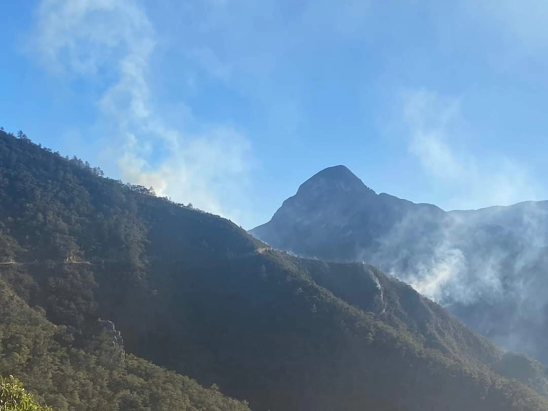 Desde el pasado marte se registró un incendio en la Sierra de Santiago, Nuevo León que no ha sido controlado en su totalidad. Foto @PC_NuevoLeon