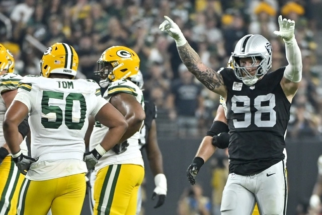 Maxx Crosby, de Las Vegas Raiders, reacciona durante una jugada en el encuentro. Foto Ap