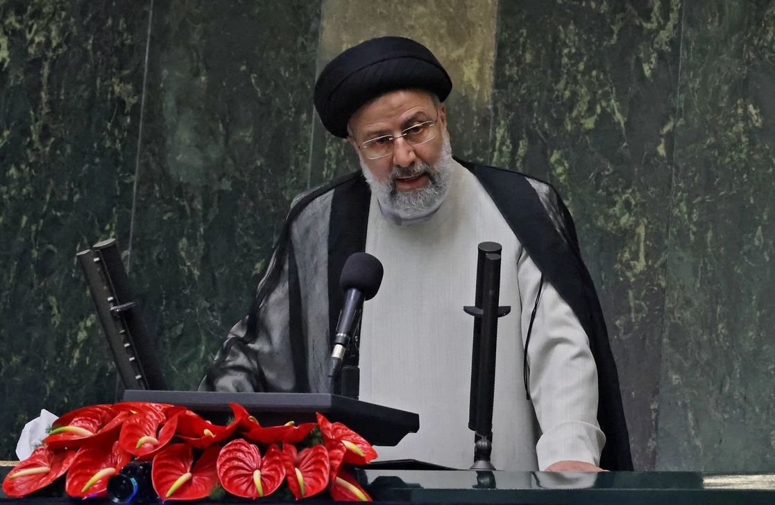 "Me dedicaré a servir a mi pueblo, a honrar el país, a la propagación de la religión y la moralidad, y a apoyar la verdad y la justicia", juró Ebrahim Raisi, el 5 de agosto de 2021. Foto Afp 