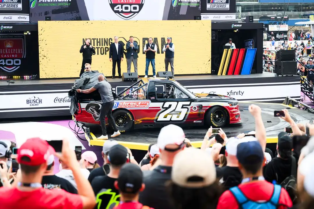El momento de la develación de la Ram 1500 NASCAR Concept que deja ver el aspecto que tendrá la pickup de competencia en el campeonato 2026 del serial. Foto 