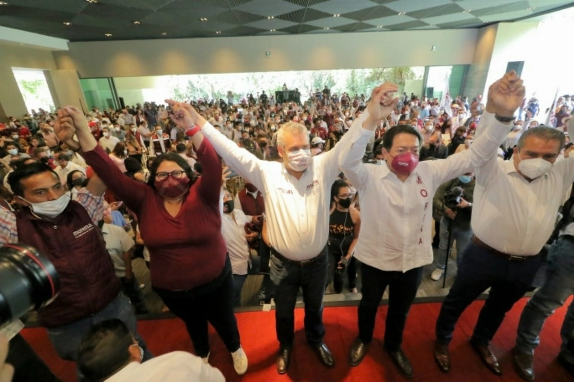 En imagen del pasado 29 de abril, el candidato de Morena al gobierno de Michoacán, Alfredo Ramírez Bedolla, acompañado de los líderes nacionales del partido. Foto tomada del Twitter @morenaMich21 