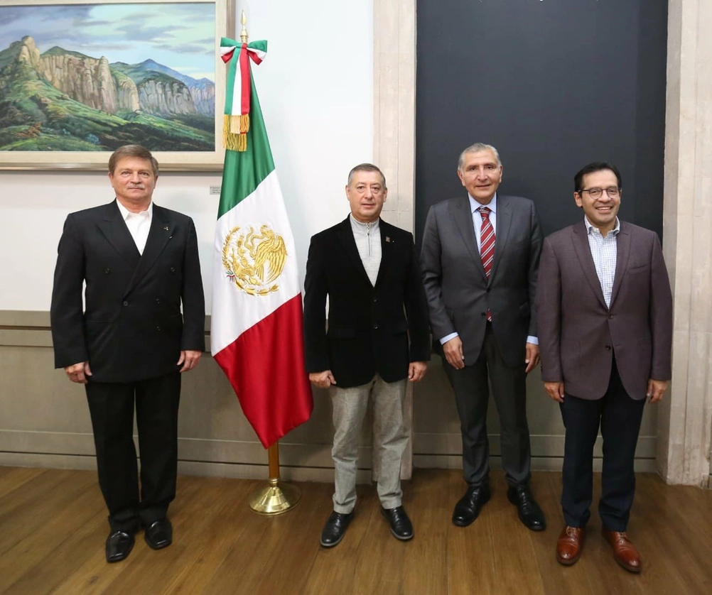 El general Jens Pedro Lohmann Iturburu, Pedro Zenteno Santaella, el secretario de Gobernación, Adán Augusto López y Luis Antonio Ramírez Pineda, durante el anunció de esta noche. Foto: Twitter @Birmex