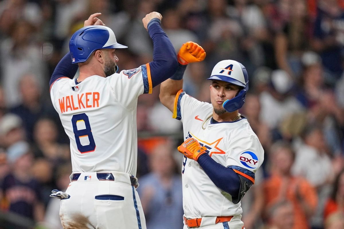 El mexicano Ramón Urías conectó su primer jonrón con los Astros de Houston en la victoria de su equipo 7-6 sobre los Medias Rojas de Boston. Foto
