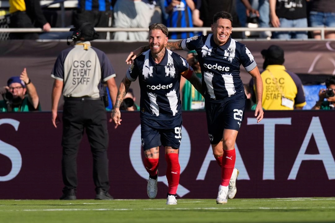 Un cabezazo del capitán rayado (izq.) hizo soñar a una multitud en las gradas con el 1-0 al minuto 25. Foto