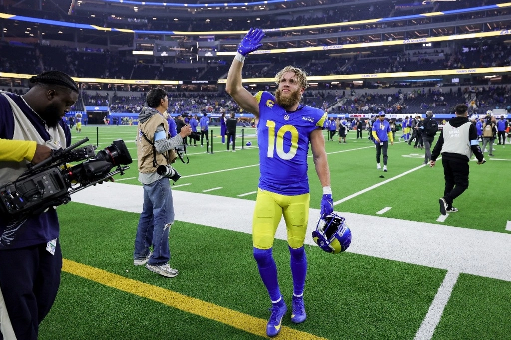 El receptor abierto de los Rams de Los Ángeles, Cooper Kupp (10), saluda al salir del campo luego de una victoria sobre los Cardinals de Arizona en un partido de fútbol americano de la NFL el sábado 28 de diciembre de 2024 en Inglewood, California. Foto Ap