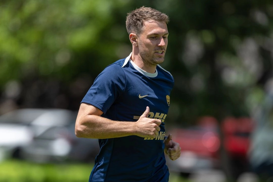El futbolista de los Pumas, Aaron Ramsey durante una sesión de entrenamiento. Foto tomada de la cuenta de X 