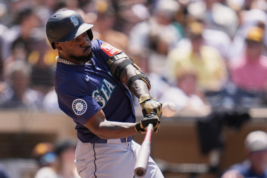 Randy Arozarena, de los Marineros de Seattle, conecta un doblete durante la sexta entrada de un partido de béisbol contra los Padres de San Diego el domingo 18 de mayo de 2025 en San Diego.