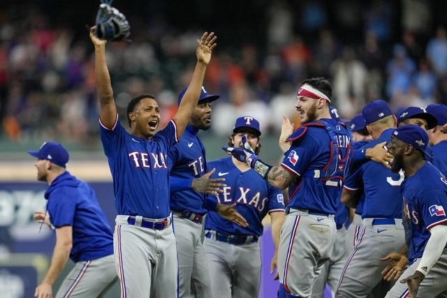 Beisbolistas de los Rangers de Texas festejan al término del juego. Foto Ap
