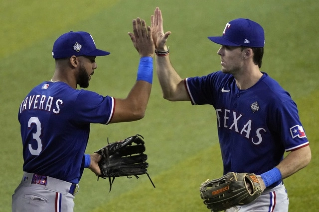 Los beisbolistas Leody Taveras (izq) y Evan Carter (der) de los Texas Rangers celebran al término del encuentro. Foto Ap
