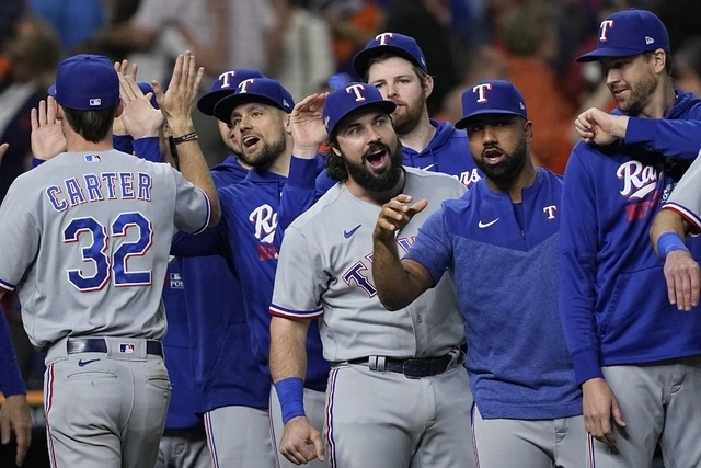 Jugadores de los Rangers de Texas festejan al término del encuentro. Foto Ap