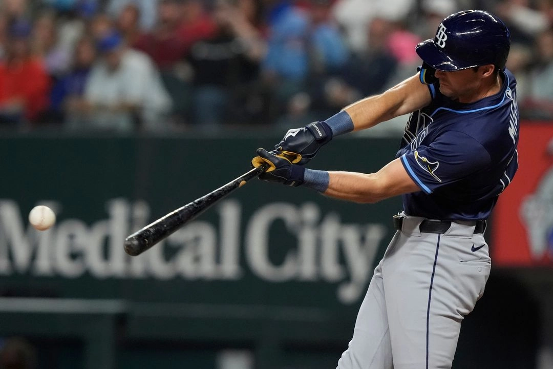 Jonathan Aranda, de los Rays de Tampa Bay, conecta un jonrón durante la sexta entrada de un partido de béisbol contra los Rangers de Texas, el sábado 5 de abril de 2025, en Arlington, Texas. Foto