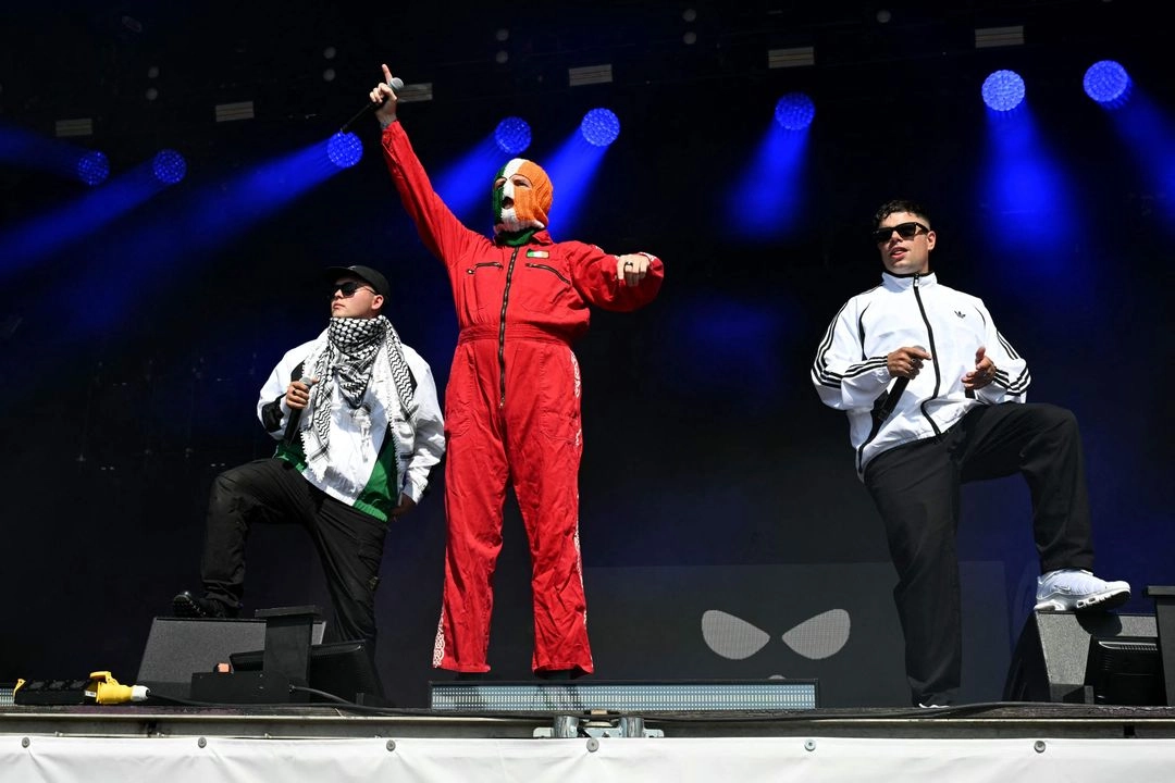 La banda de rap irlandesa, Kneecap, se presenta en el escenario West Holts durante el cuarto día del festival de Glastonbury en Worthy Farm, en el pueblo de Pilton, Somerset, al suroeste de Inglaterra, el 28 de junio de 2025. Foto  
