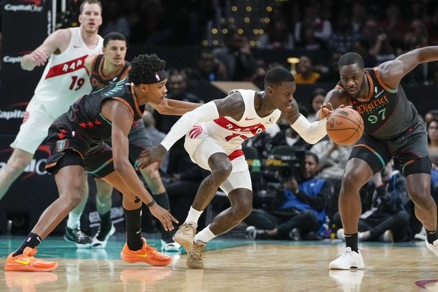 El guardia de los Toronto Raptors, Dennis Schroder (c) durante una jugada en el encuentro. Foto Ap