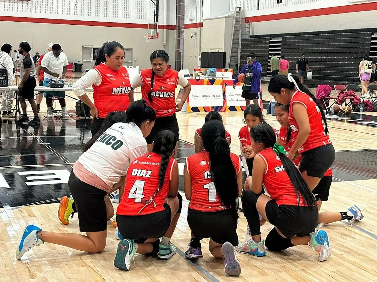 El equipo femenil rarámuri Mukí Sematí conquistó la medalla de plata en el torneo de basquetbol de los Juegos Maestros Indígenas 2025, que finalizaron ayer en Ottawa. El conjunto Mi’kma’ki, de Nueva Zelanda, obtuvo el oro tras imponerse a las mexicanas con un marcador de 64 a 47. La delegación nacional que participó en los juegos sumó 12 medallas de oro, 12 de plata y una de bronce. La justa, en la cual también participaron el país anfitrión, Estados Unidos y Groenlandia, congregó a 500 deportistas. 