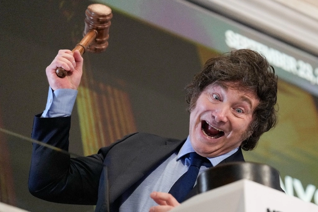 El presidente de Argentina, Javier Milei, posa para fotografías después de tocar la campana de apertura en la Bolsa de Valores de Nueva York, en Nueva York, el 23 de septiembre de 2024. Foto Ap
