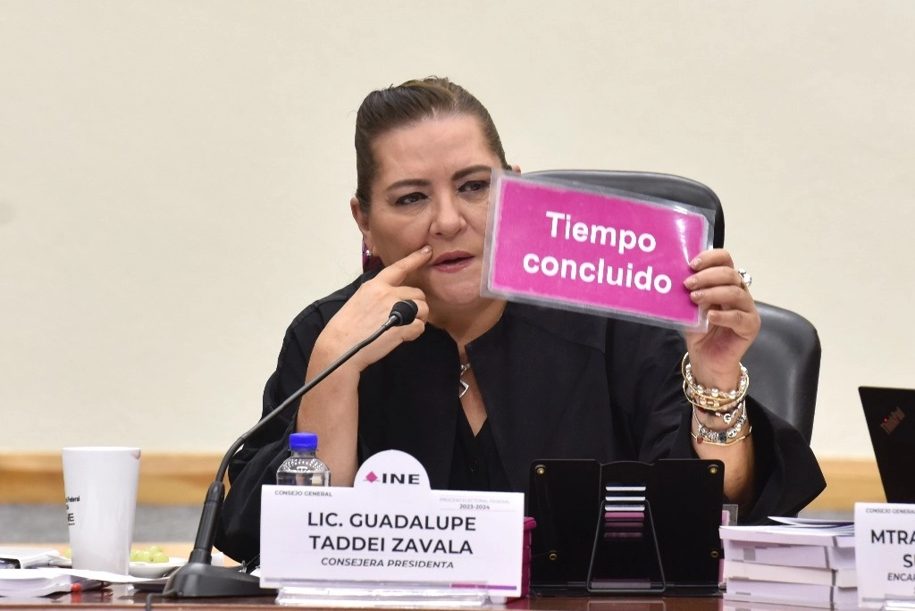 En el cierre de la contienda electoral 2023-2024, la consejera presidenta del INE, Guadalupe Taddei, dejó en claro que este órgano no puede apartarse de la Constitución ni cambiar las reglas de juego en la asignación de legisladores plurinominales. Foto German Canseco