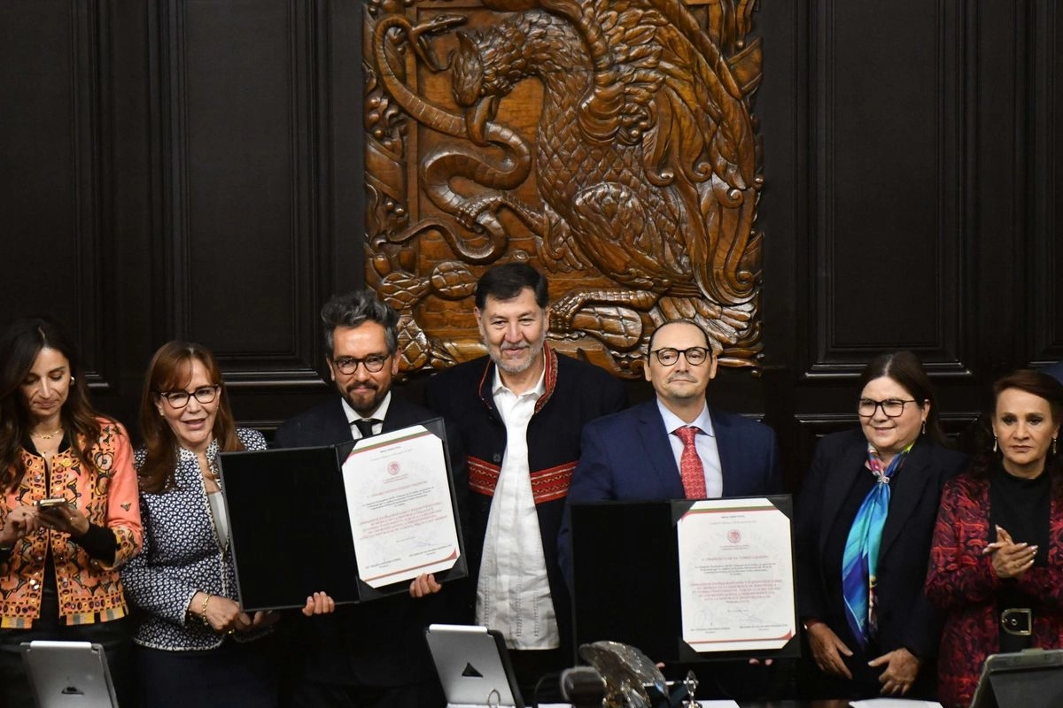 Gerardo Lozano y Francisco Del Toro sostienen sus constancias que los ratifican como embajadores de México en Italia e Indonesia, respectivamente. Al centro, Gerardo Fernández Noroña, presidente del Senado 
