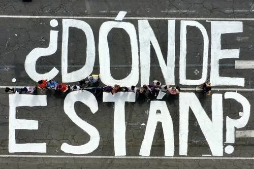 Colectivos nacionales de familiares de víctimas de desaparición forzada en plantón frente a Palacio Nacional, en imagen del 28 de junio pasado. Foto Luis Castillo