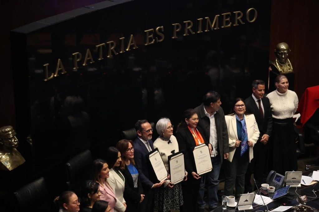 De izquierda a derecha: Enrique Javier Ochoa, Raquel Serur y María Teresa Mercado muestran el acta que formaliza sus nombramientos en SRE. Foto Yazmín Ortega 