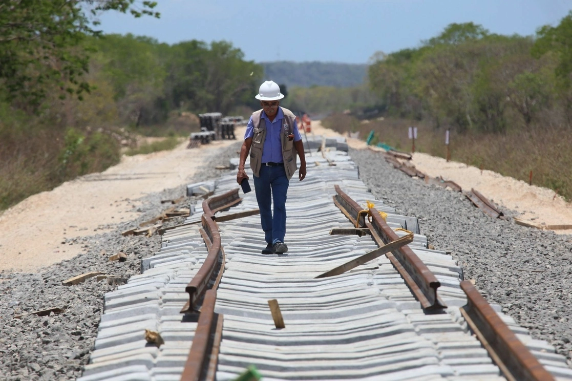 Trabajadores de la empresa Construcciones Urales, en asociación con GAMI Ingeniería e Instalaciones y AZVI, realizan la colocación y el tendido de 30 centímetros de grosor de piedra balasto y de durmientes y rieles en el Tramo 3 del Tren Maya. Foto Cuartoscuro /Archivo