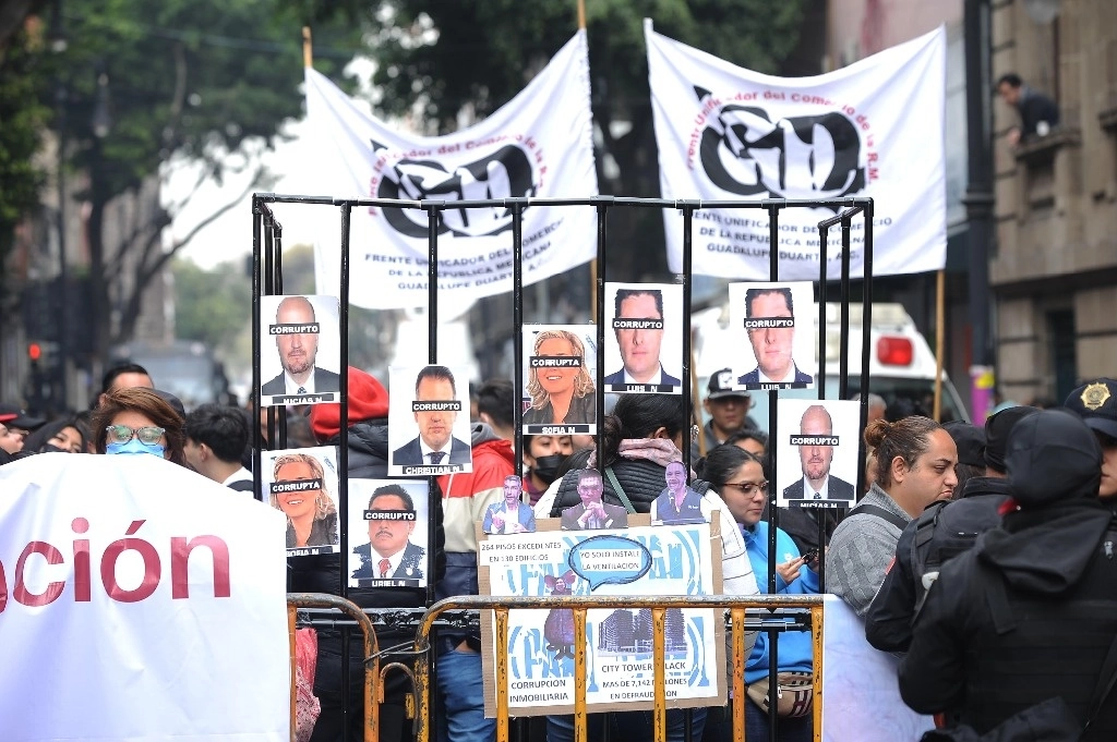 Grupos de simpatizantes estuvieron afuera del Congreso donde exhibieron carteles de los ex funcionarios panistas de la alcaldía Benito Juárez acusados de formar el cártel inmobiliario. Foto ‘La Jornada’