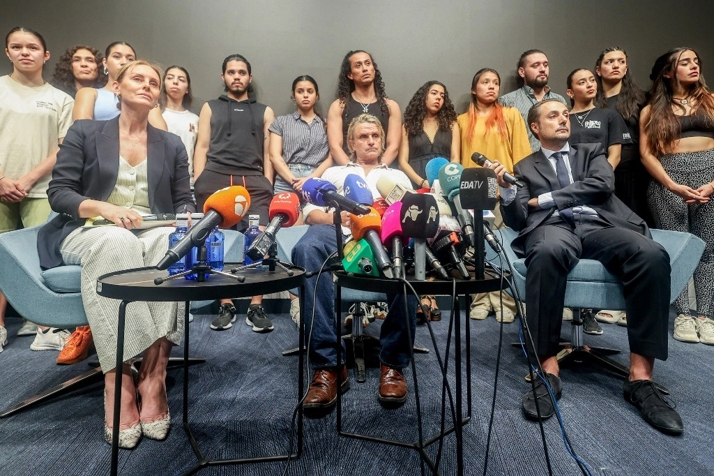 Nacho Cano, músico y creador del musical 'Malinche', durante la conferencia de prensa ofrecida tras su breve detención acusado de explotación laboral y abuso de migrantes por parte de la justicia española. Foto Europa Press.
