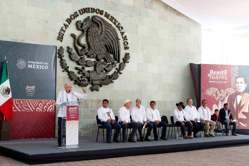 El presidente Andrés Manuel López Obrador y las comitivas de Estados Unidos y México, durante la ceremonia para conmemorar el 217 aniversario del natalicio de Benito Juárez. Foto Presidencia.