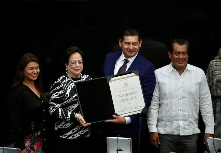 Legisladores entregan la constancia de Embajadora Extraordinaria y Plenipotenciaria de México en la República de Honduras a Martha Susana Peón Sánchez, durante la sesión de la Comisión Permanente en el Senado de la República, en la capital del país, el 8 de agosto de 2023. Foto María Luisa Severiano