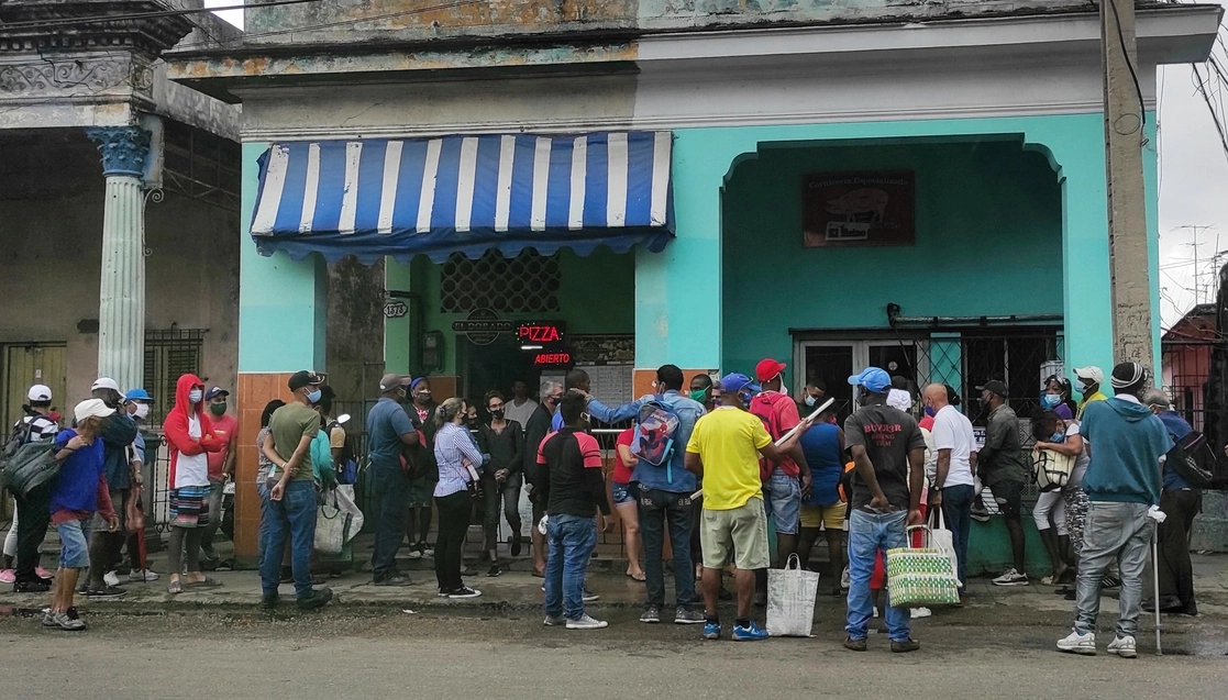 Cubanos se aglomeran en un expendio de alimentos en La Habana, el 22 de marzo de 2021. Foto Afp