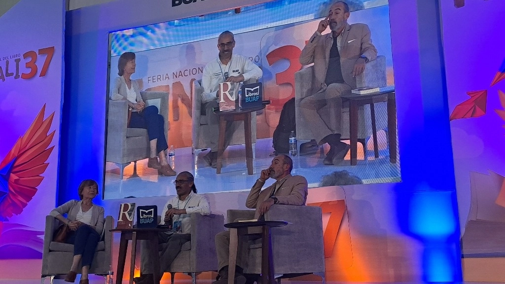Cuentos reunidos fue presentado en la Feria Nacional del Libro de la Benemérita Universidad Autónoma de Puebla por Juan Sebastián Gatti (a la derecha), coordinador de la edición. Abajo, retrato de Raúl Dorra. Foto Paula Carrizosa y archivo de la BUAP



