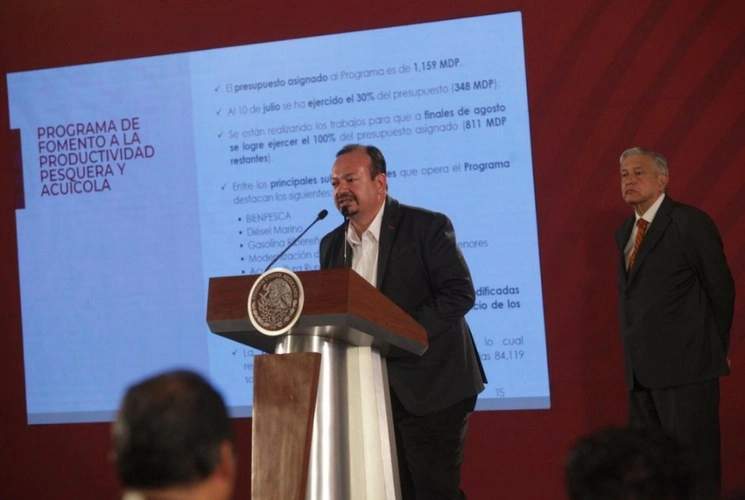 Raúl de Jesús Elenes Angulo, comisionado Nacional de Conapesca, el 30 de mayo pasado en la conferencia matutina del presidente Andrés Manuel López Obrador, en Palacio Nacional. Foto tomada del Facebook del funcionario