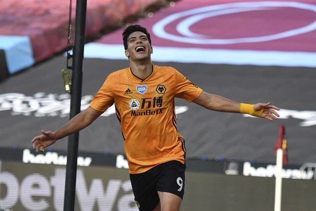 Con su cabezazo, Jiménez llegó a 14 goles, superando por uno la cifra conseguida por ‘Chicharito’ Hernández en 2010-11 con el Manchester United. Foto Ben Stansall / Pool vía Ap