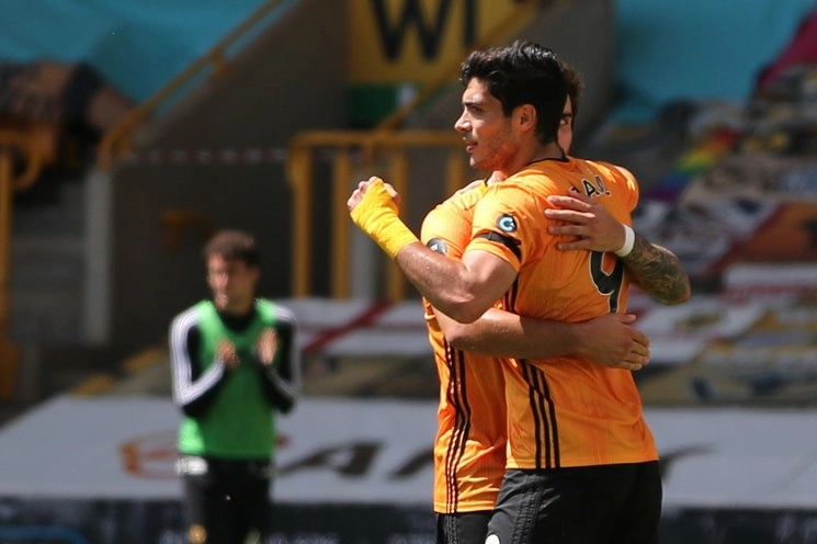 Raúl Jiménez celebra su anotación ante el Everton, en duelo de la fecha 35 del torneo inglés de futbol. Foto Afp
 