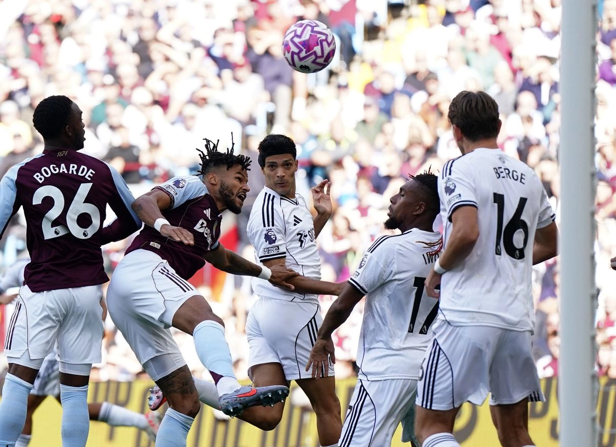 Raúl Jiménez cabecea para marcar el primer gol del partido ante Aston Villa; el mexicano salió lesionado al minuto 11 y su equipo, el Fulham, terminó perdiendo el juego por 3-1, en el estadio Villa Park en Birmingham, Inglaterra, el 28 de septiembre de 2025. Foto 