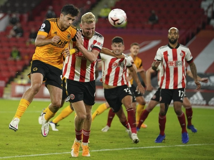 Raúl Jiménez abrió la cuenta de los Wolves y la personal a los tres minutos en esta nueva temporada de la Liga Premier. Con esta anotación aparece su nombre junto a goleadores como Mohamed Salah, Raheem Sterling y Sergio Agüero. Foto Ap