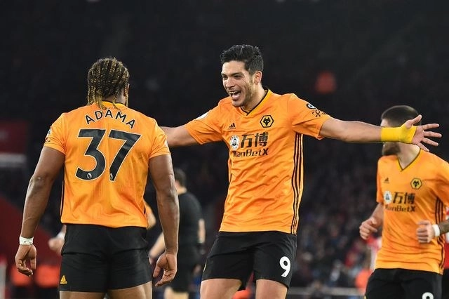 Raúl Jiménez anotó 13 dianas en la campaña 2018-2019, y en lo que va de la 2019-2020 presume ya de 10 tantos para sumar 23 y superar de esta forma a Steven Fletcher. Foto Afp