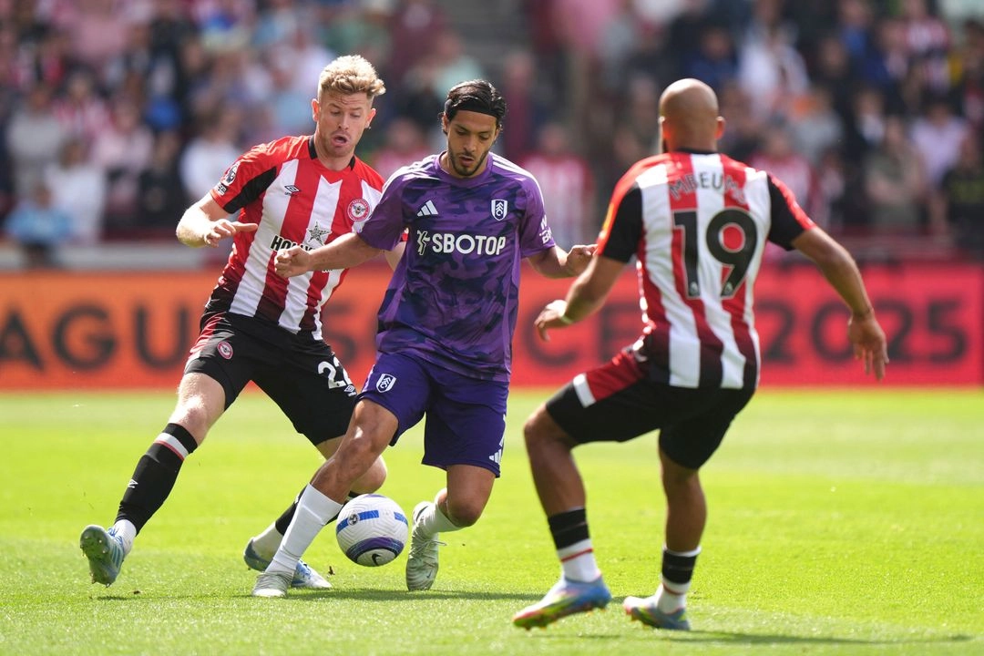 Raúl Jiménez, del Fulham, durante el partido de la Liga Premier inglesa en el Gtech Community Stadium, en Brentford, Inglaterra, el 18 de mayo de 2025.