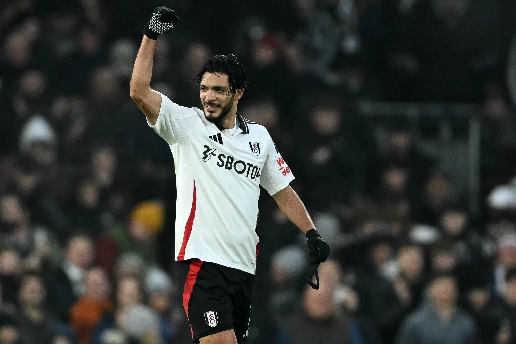 Raúl Jiménez anotó para el Fulham el primer gol del partido ante Bournemouth. Foto Afp