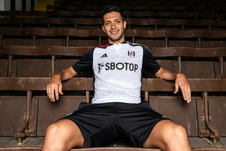 Raúl Jiménez posa con la camiseta del Fulham, su nuevo club, en el estadio Craven Cottage. Foto tomada de Twitter @FulhamFC.
