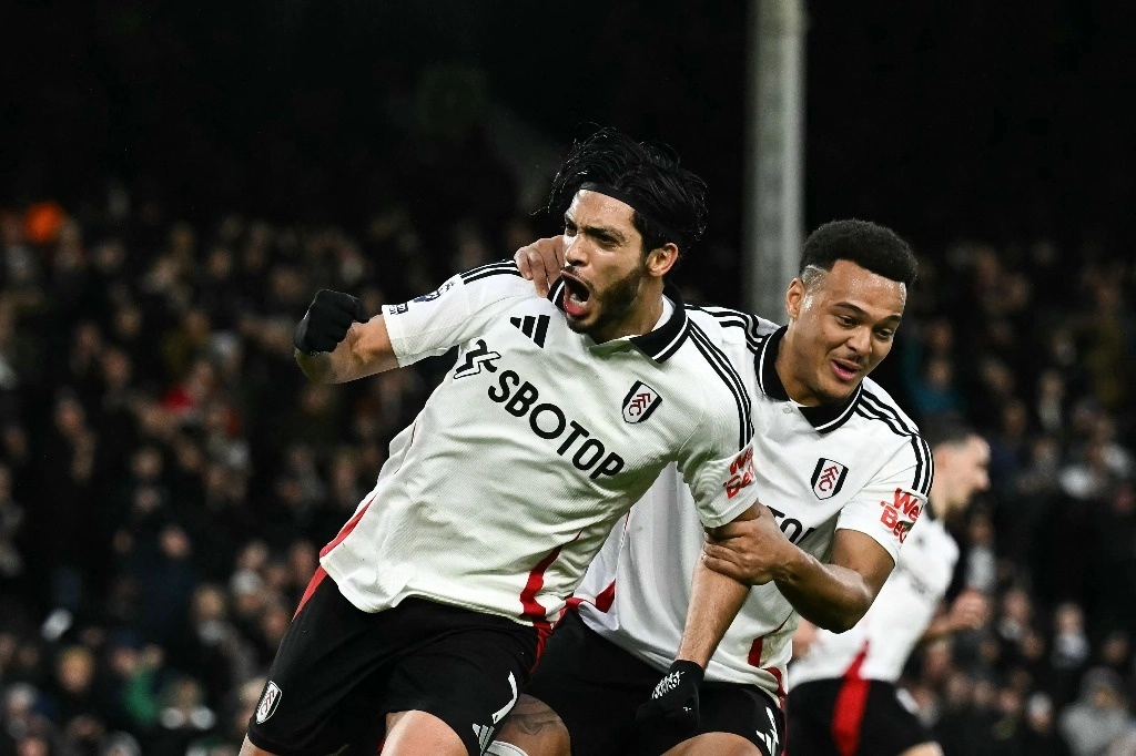 El delantero mexicano #07 del Fulham, Raúl Jiménez (izq.), celebra con sus compañeros de equipo después de anotar el segundo gol de su equipo durante el partido de futbol de la Liga Premier inglesa entre Fulham e Ipswich Town en Craven Cottage en Londres el 5 de enero de 2025. Foto Afp