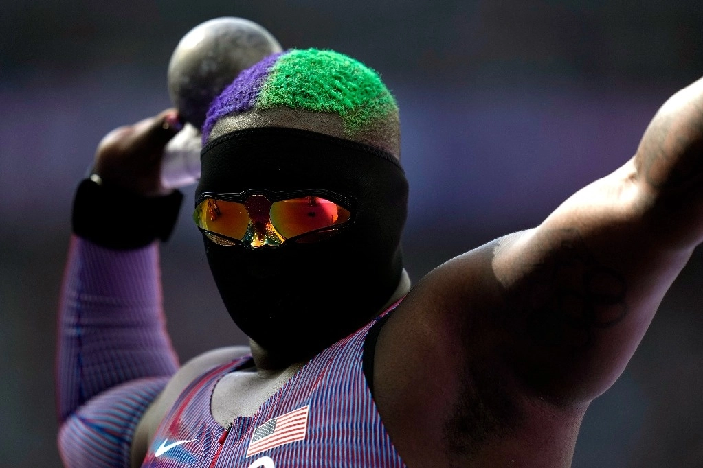Raven Saunders, lanzadora de bala de EU compitió con el rostro cubierto y el cabello de colores. Foto Ap 