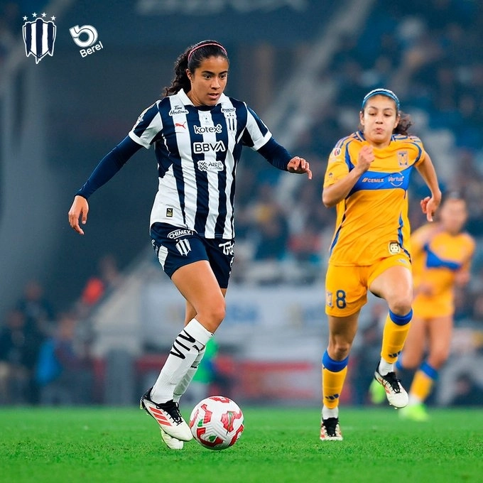 Una de las jugadas del encuentro. Foto Rayadas
