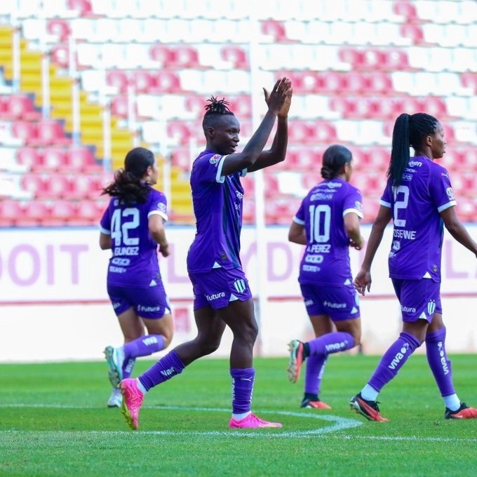 La jugadora de Rayadas Chinwendu Ihezuo (c) durante el encuentro. Foto tomada de la cuenta de X