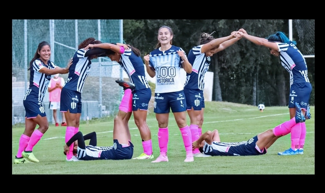 Desiree Monsiváis celebra 100 goles marcados en su carrera futbolística. Foto Tomada del Twitter @Rayadas