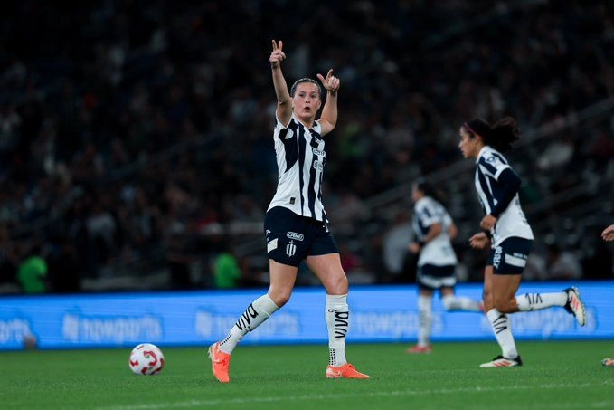 La futbolista de Rayadas, Merel van Dongen (c) festeja su anotación durante el encuentro. Foto tomada de 