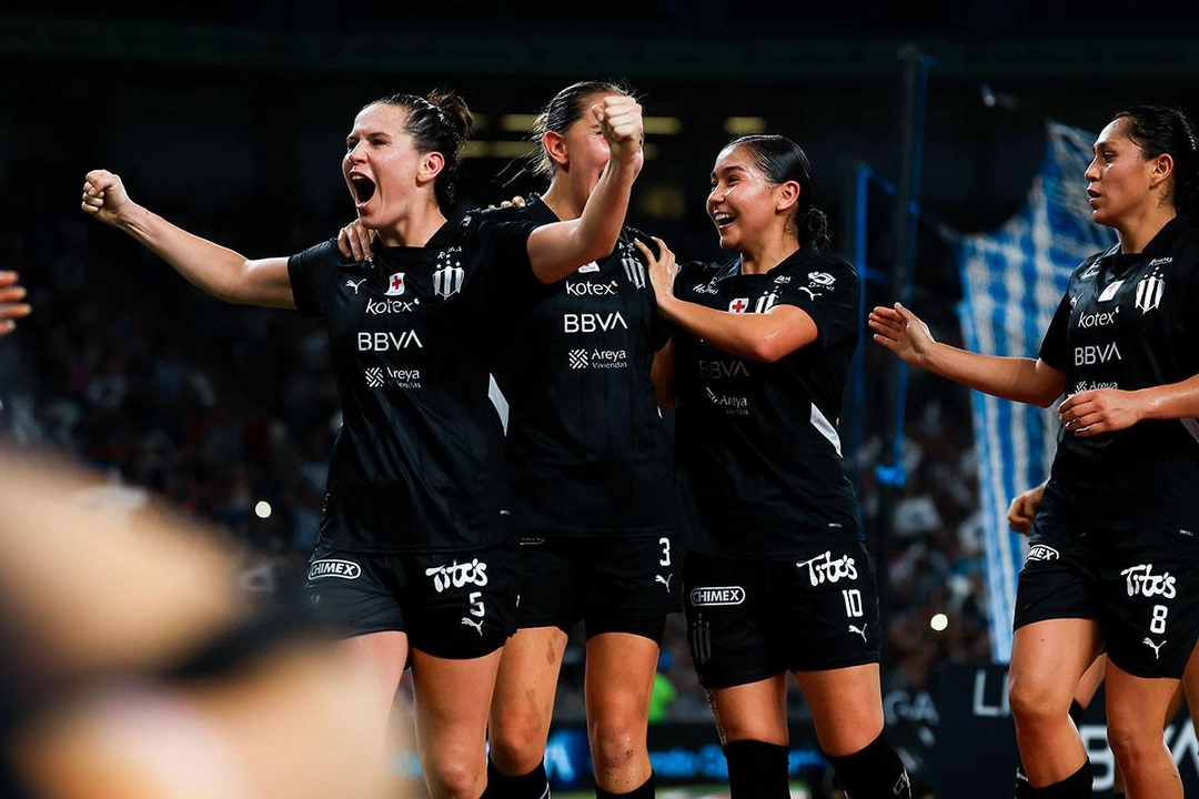 La futbolista neerlandesa de Rayadas, Merel Van Dongen (izq) festeja su anotación durante el encuentro. Foto tomada de la página web 
